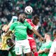 Le défenseur de l'ASSE Mickaël Nadé à la lutte dans un duel aérien lors d'un match contre Monaco.