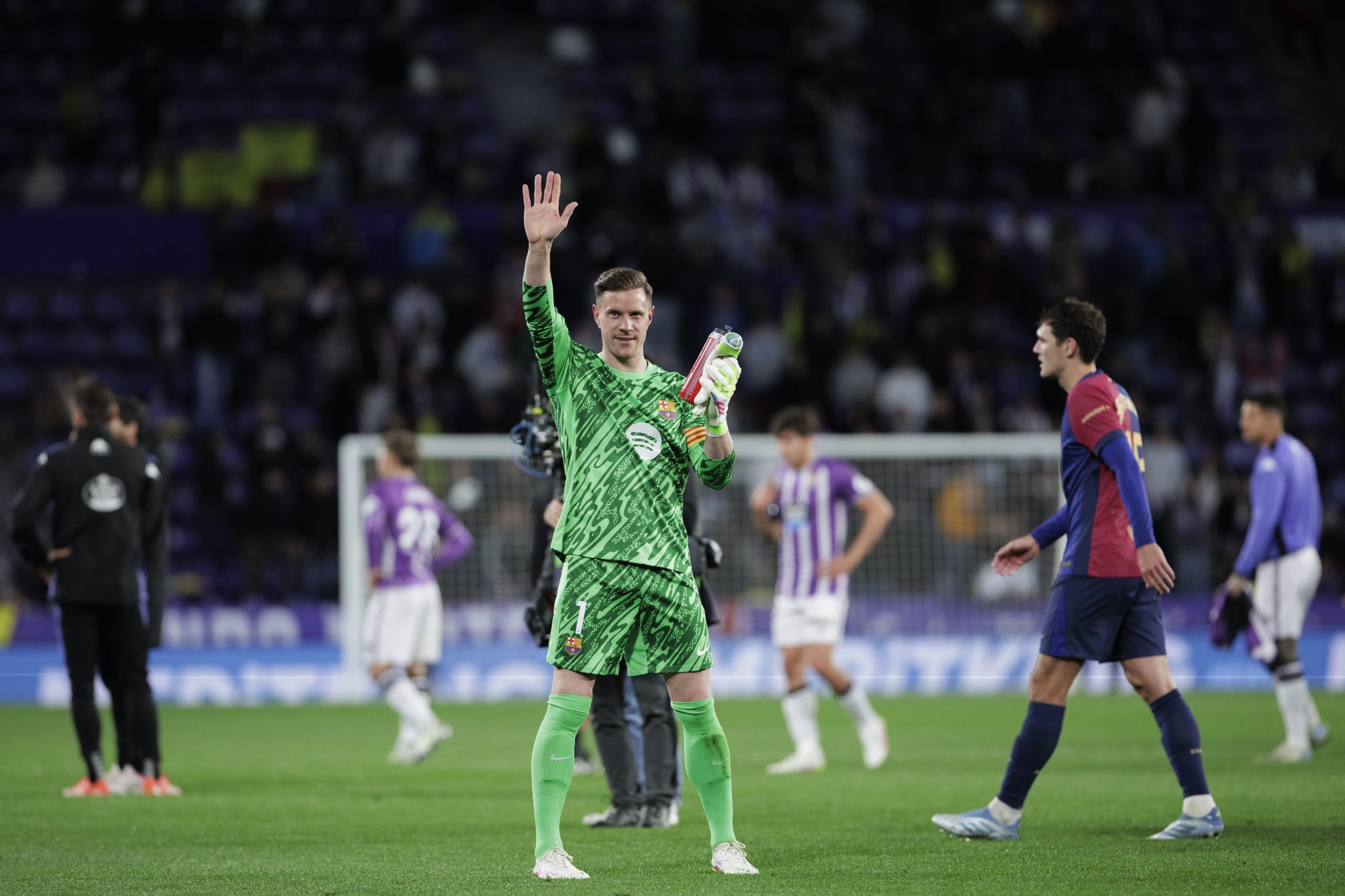 Marc-André ter Stegen saluant le public après le match du titre 2025.