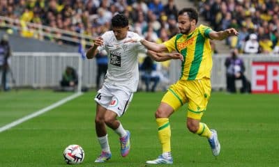 Chirivella, du FC Nantes, au marquage d'un joueur du SCO d'Angers.