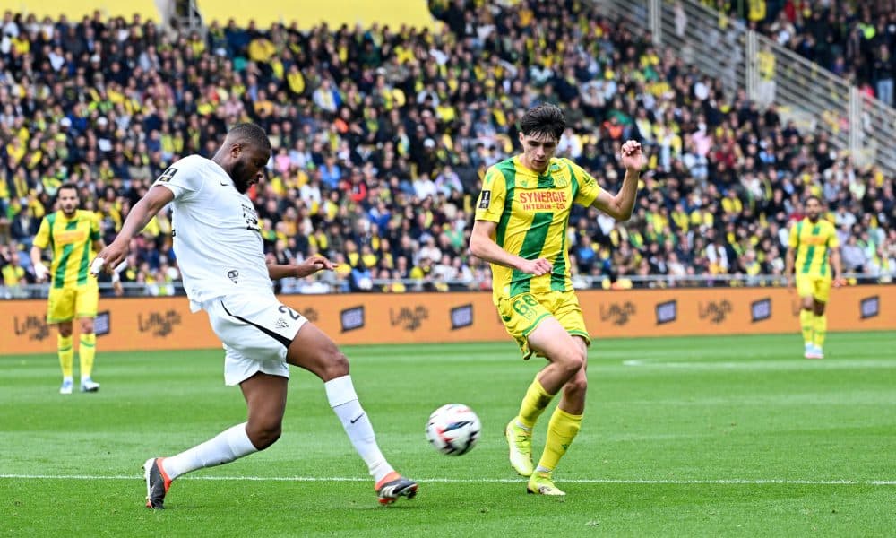 Le milieu du FC Nantes Louis Leroux, en action contre le SCO d'Angers.