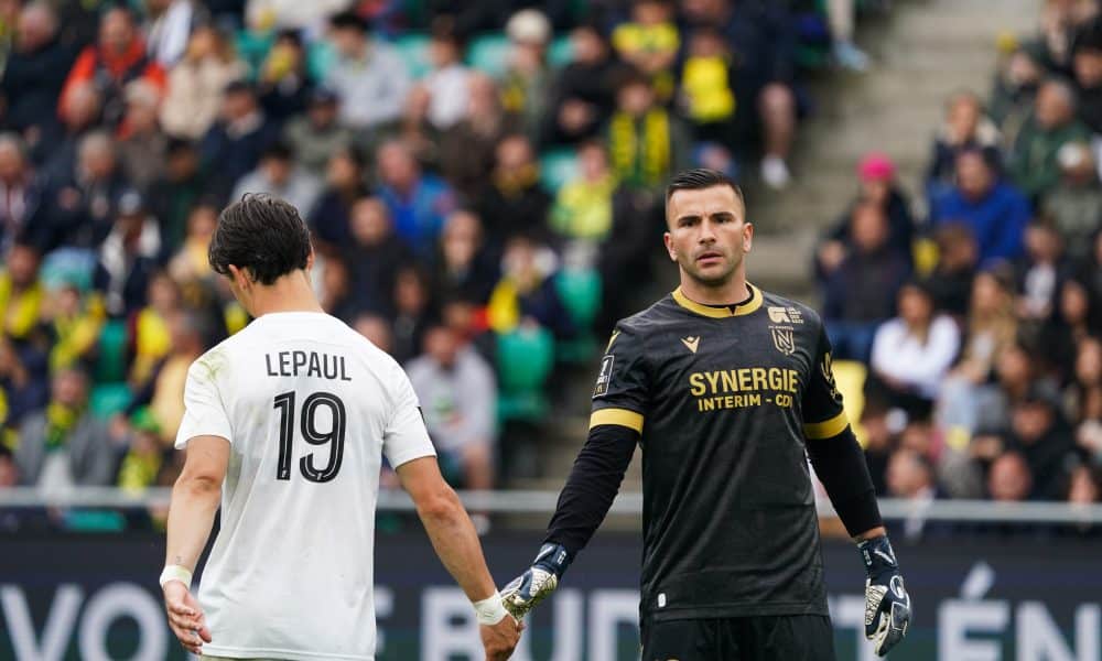 Anthony Lopes face à Esteban Lepaul lors de FC Nantes - SCO Angers.