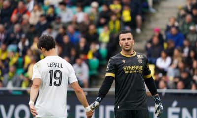 Anthony Lopes face à Esteban Lepaul lors de FC Nantes - SCO Angers.