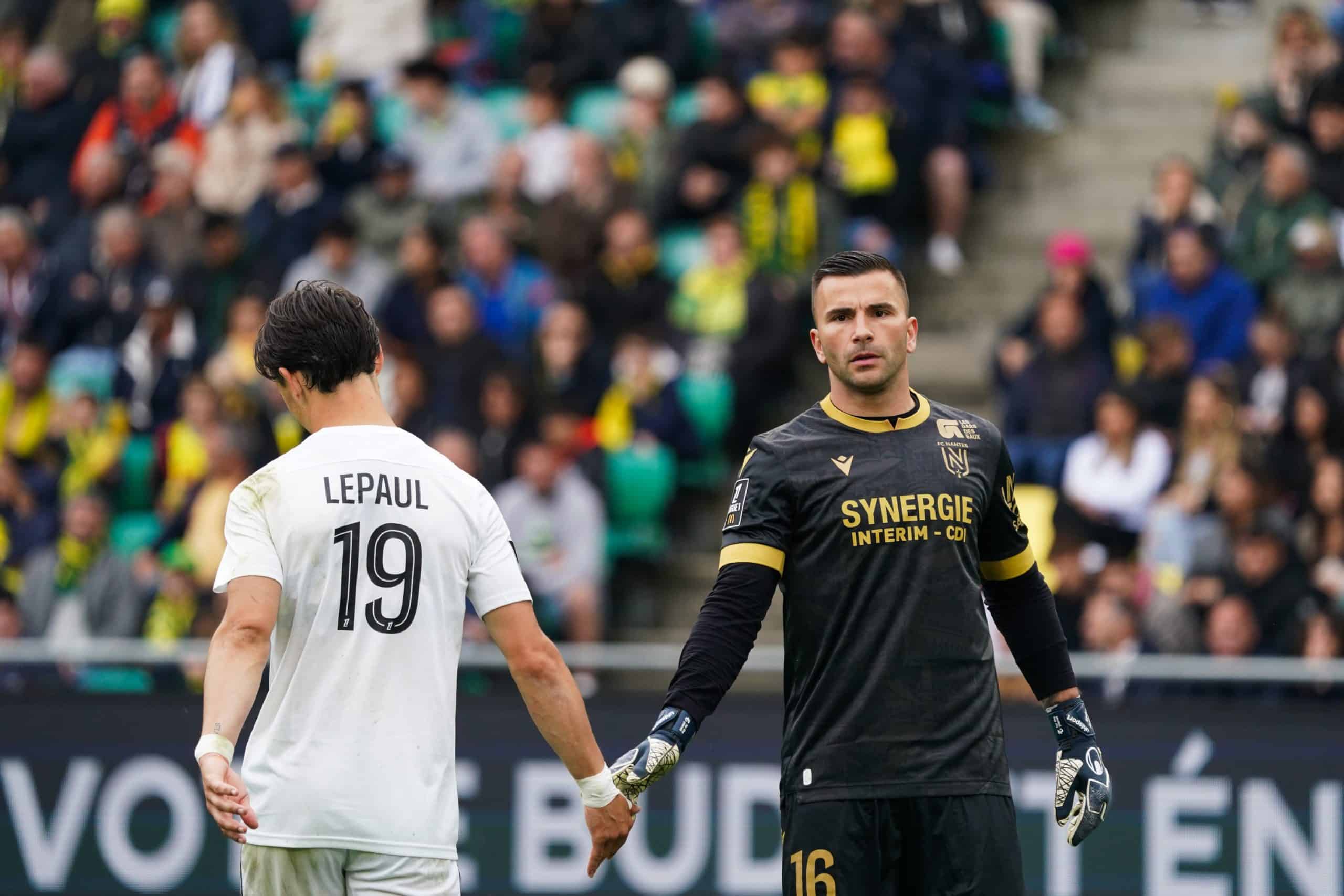 Anthony Lopes face à Esteban Lepaul lors de FC Nantes - SCO Angers.