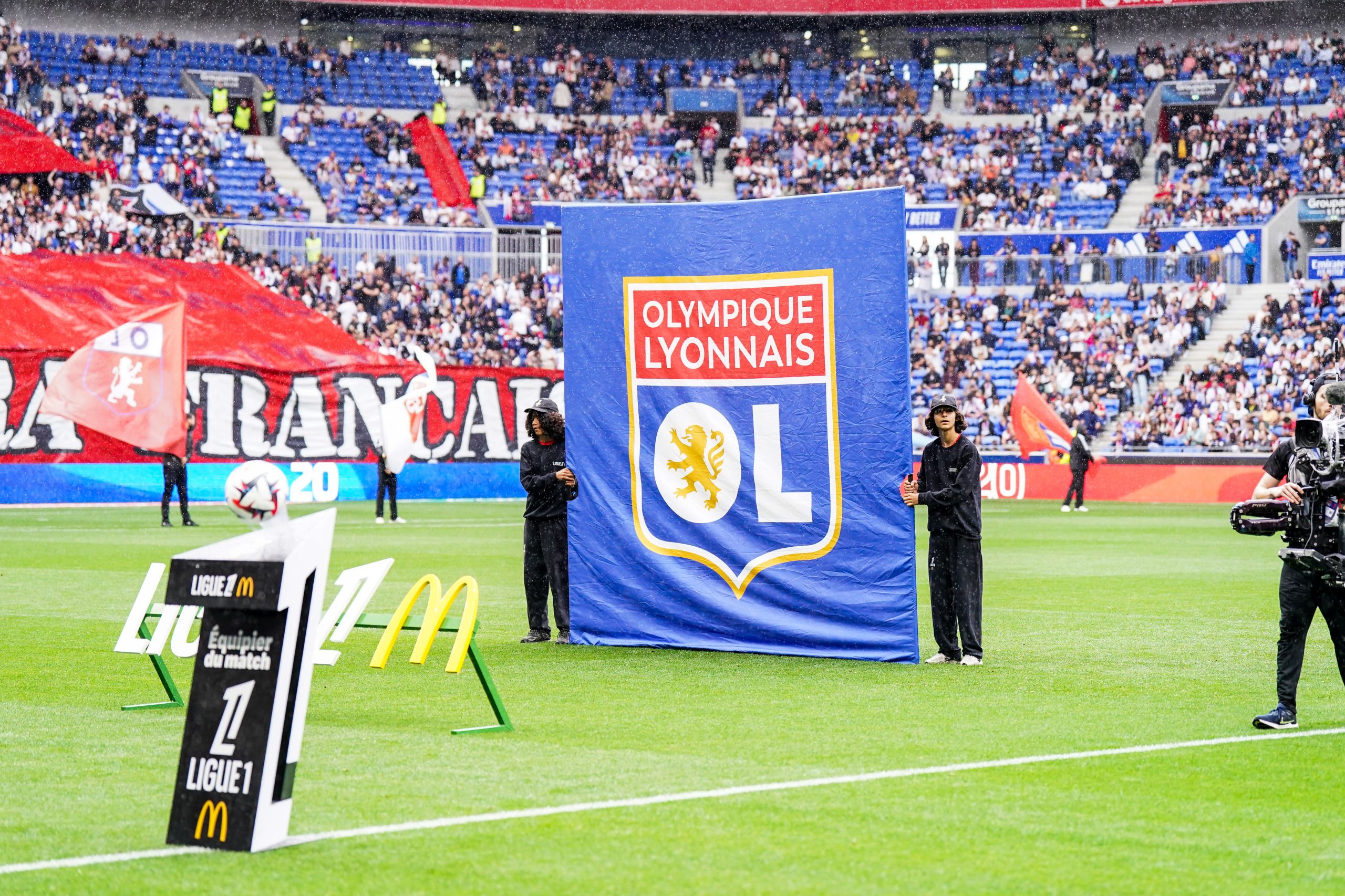 Le logo de l'OL brandi avant un match au Groupama Stadium.