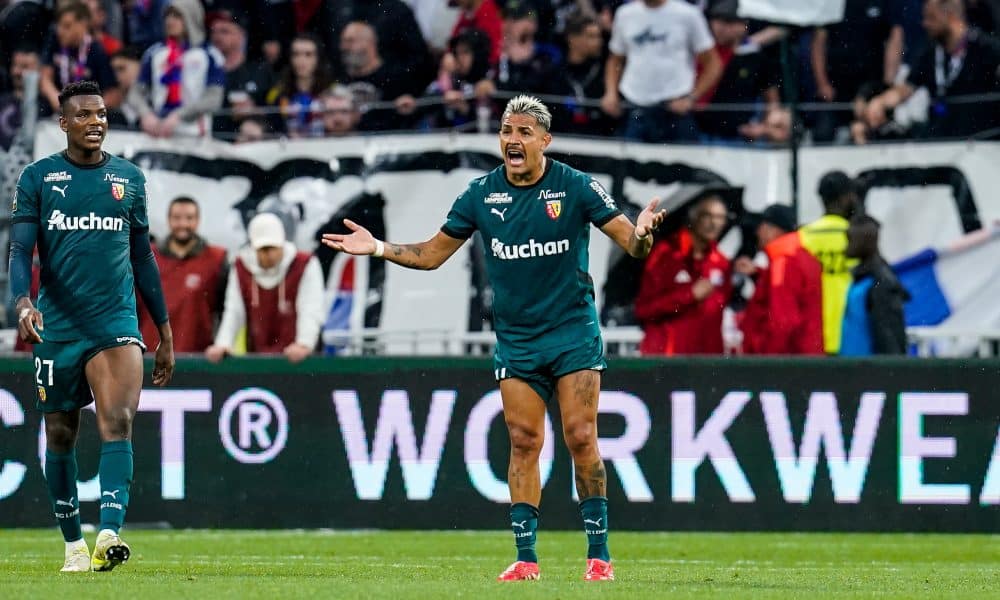 Le défenseur du RC Lens Facundo Medina, haranguant ses partenaires lors de la victoire à Lyon.