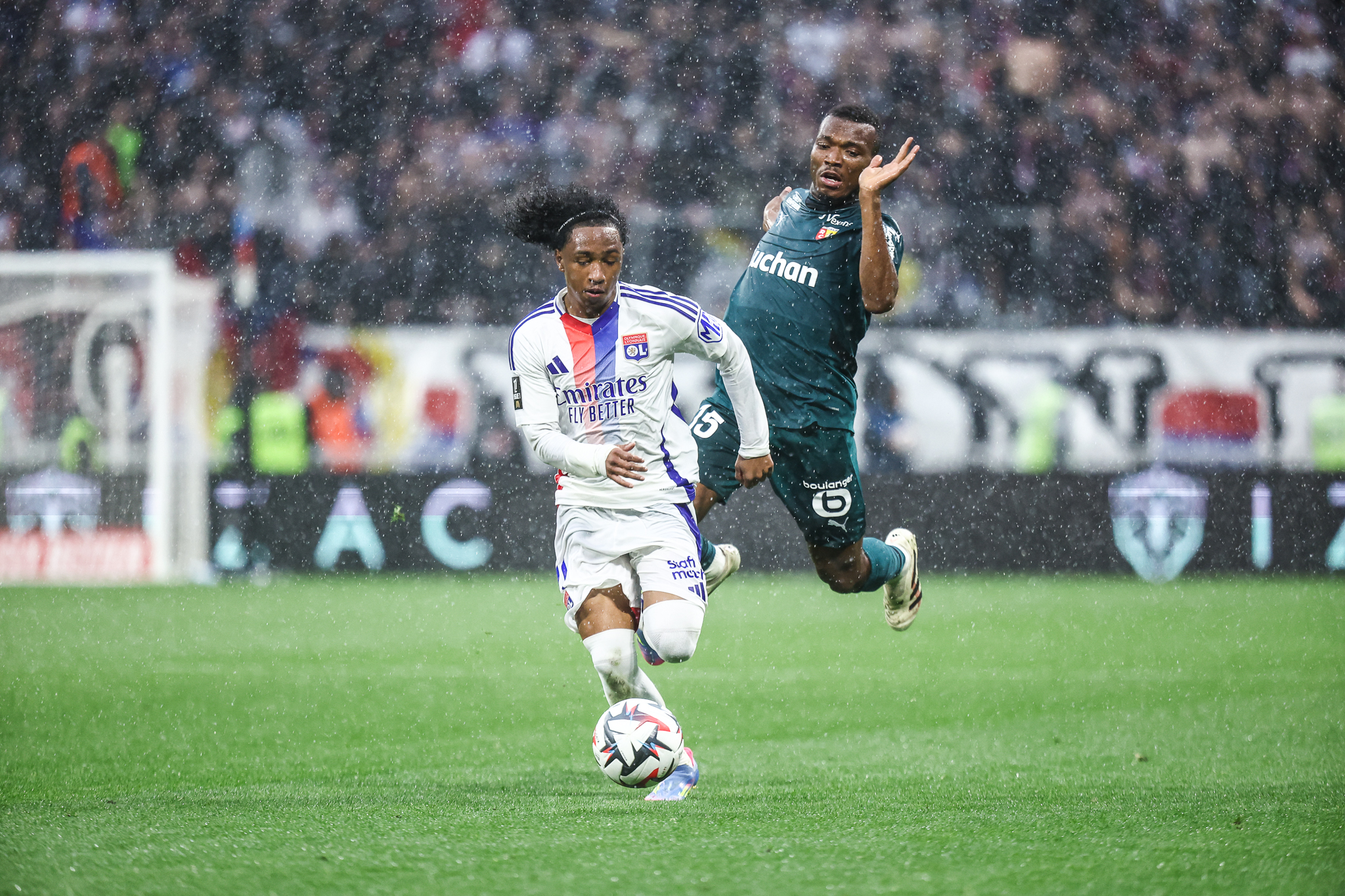L'ailier de l'OL Malick Fofana débordant un Lensois.