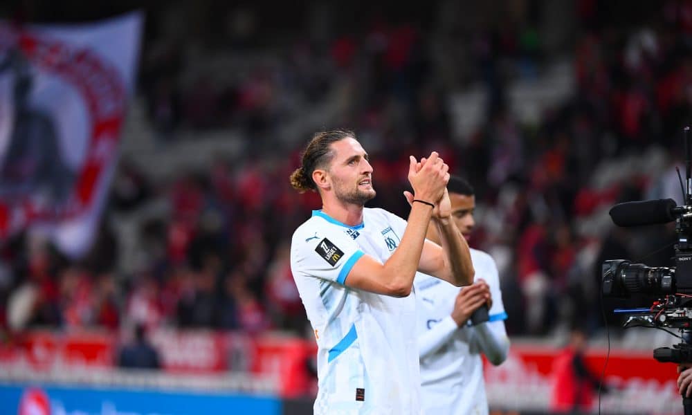 Adrien Rabiot, saluant les supporters de l'OM après le match à Lille.