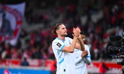 Adrien Rabiot, saluant les supporters de l'OM après le match à Lille.