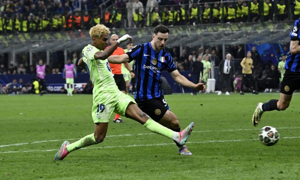 Lamine Yamal tirant au but lors de la demi-finale entre l'Inter et le FC Barcelone.