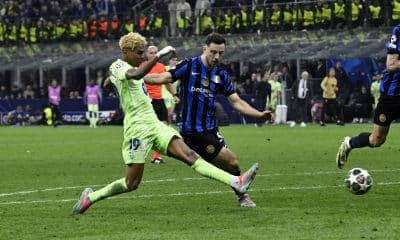 Lamine Yamal tirant au but lors de la demi-finale entre l'Inter et le FC Barcelone.