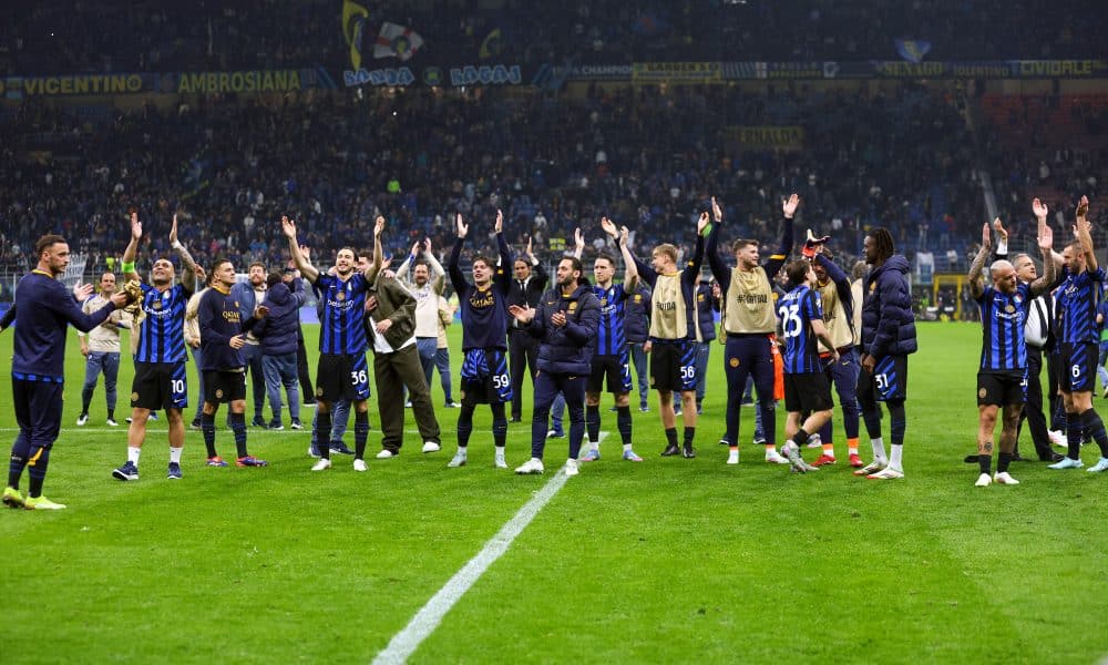 Les joueurs de l'Inter Milan célébrant avec leurs supporters la qualification pour la finale de la Champions League.