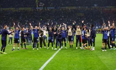 Les joueurs de l'Inter Milan célébrant avec leurs supporters la qualification pour la finale de la Champions League.