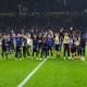 Les joueurs de l'Inter Milan célébrant avec leurs supporters la qualification pour la finale de la Champions League.