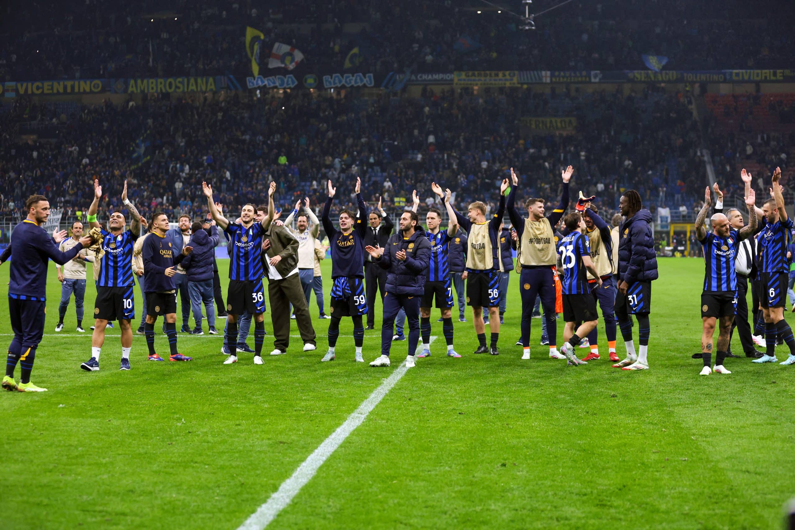 Les joueurs de l'Inter Milan célébrant avec leurs supporters la qualification pour la finale de la Champions League.