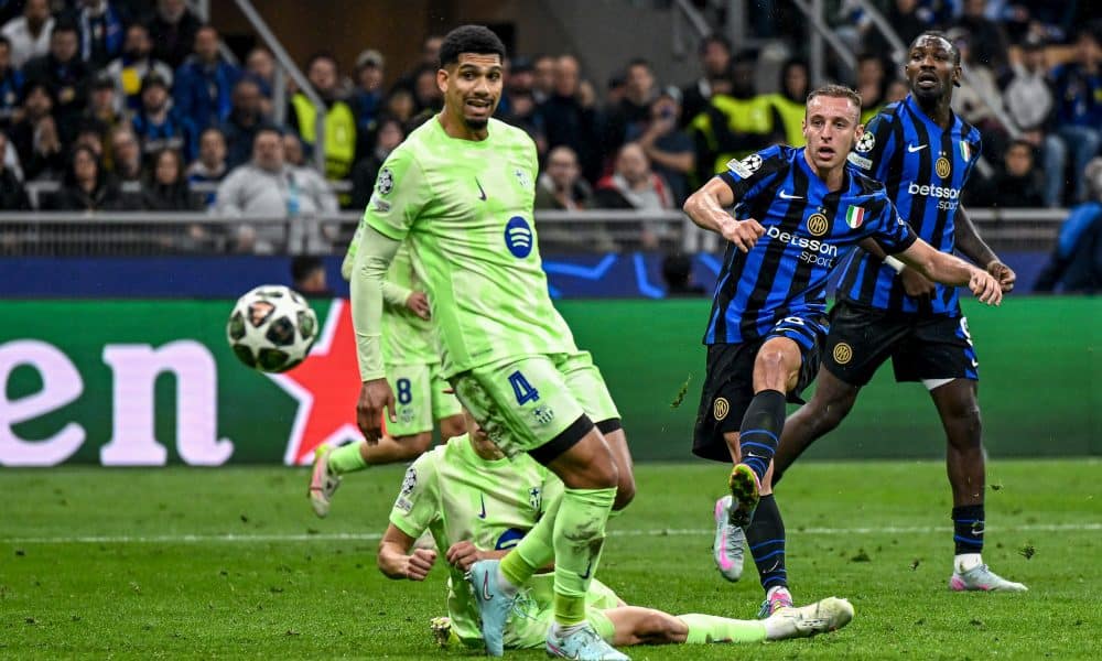 Ronald Araujo, spectateur sur le quatrième but de l'Inter face au FC Barcelone.