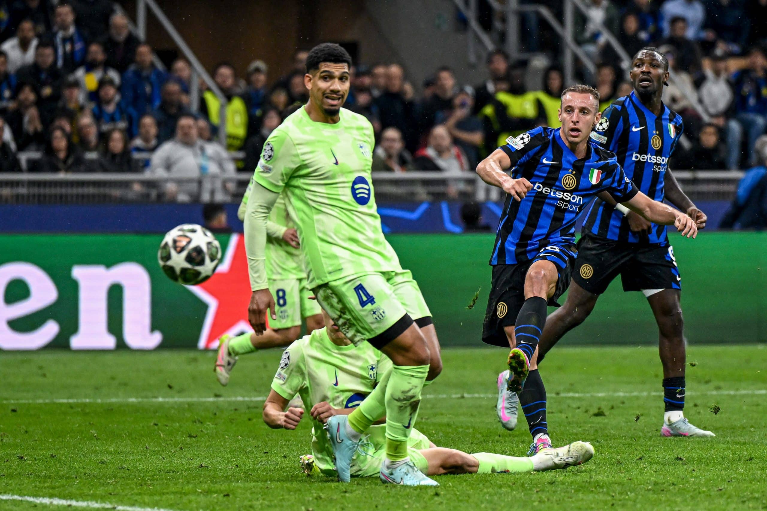 Ronald Araujo, spectateur sur le quatrième but de l'Inter face au FC Barcelone.