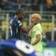 L'ailier du FC Barcelone Lamine Yamal, consolé par Marcus Thuram (Inter).