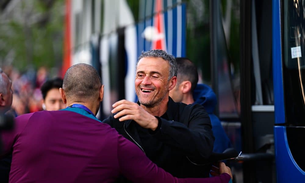 L'entraîneur du PSG, Luis Enrique, à la descente du bus.
