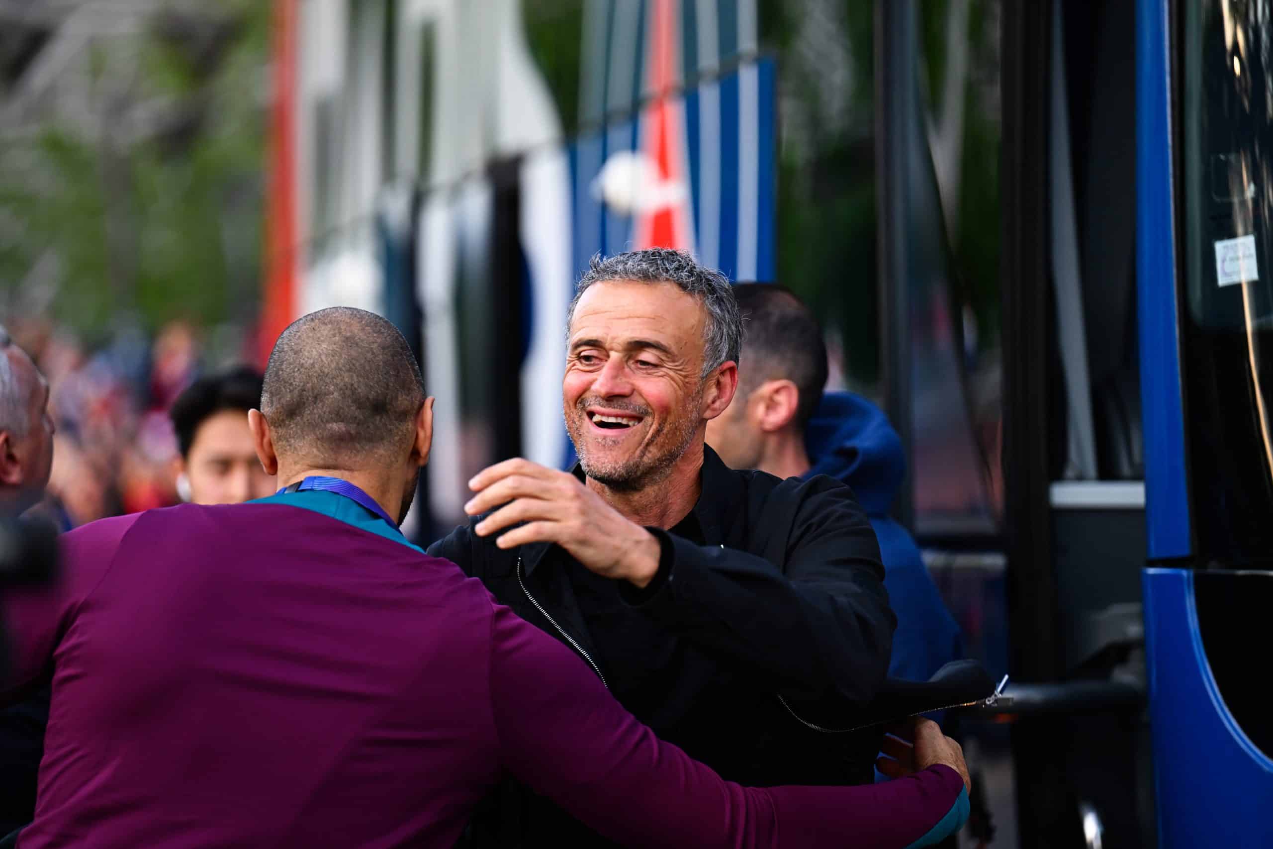 L'entraîneur du PSG, Luis Enrique, à la descente du bus.