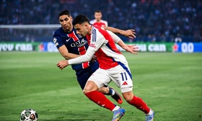 Achraf Hakimi du PSG face à Martinelli d'Arsenal.