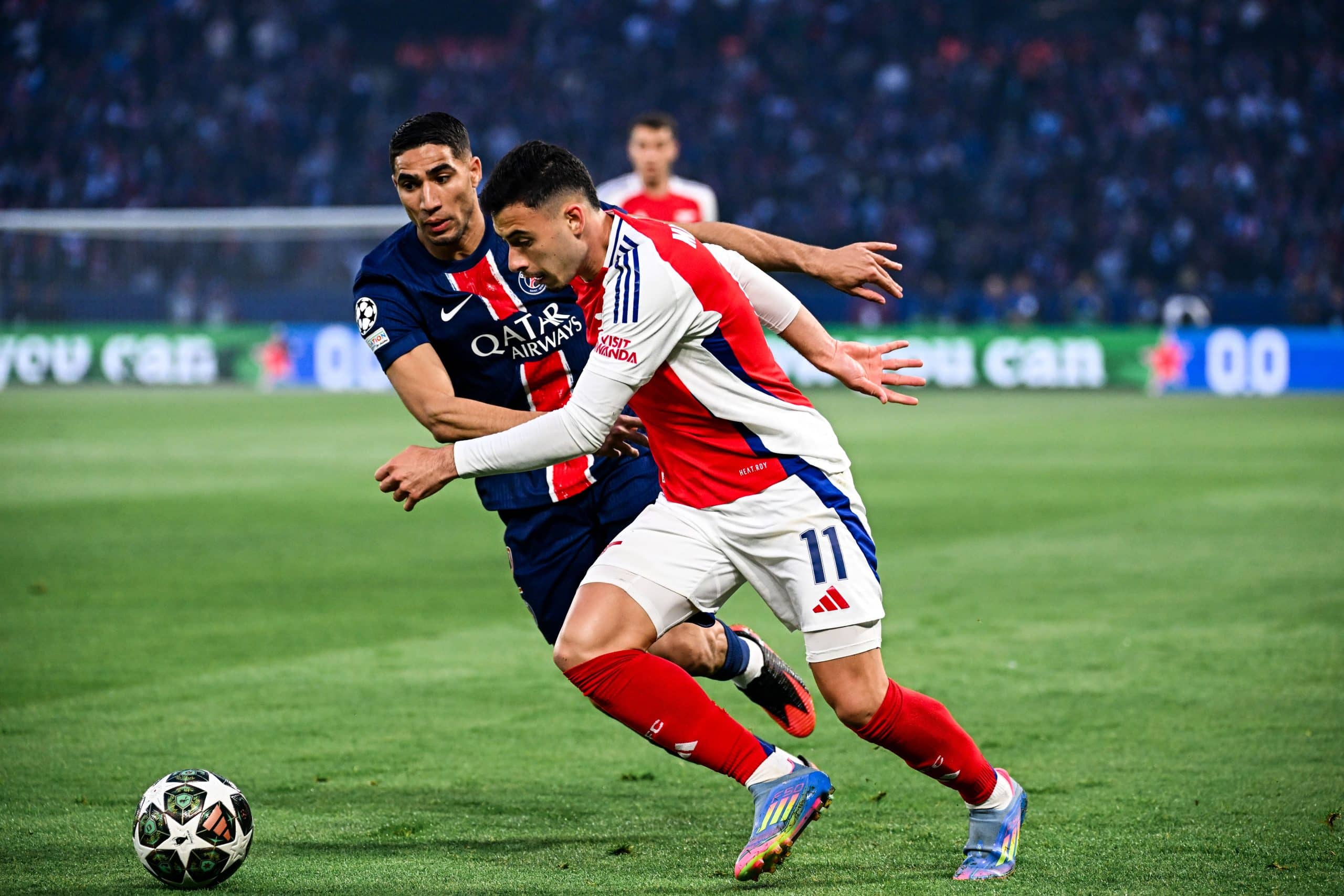 Achraf Hakimi du PSG face à Martinelli d'Arsenal.