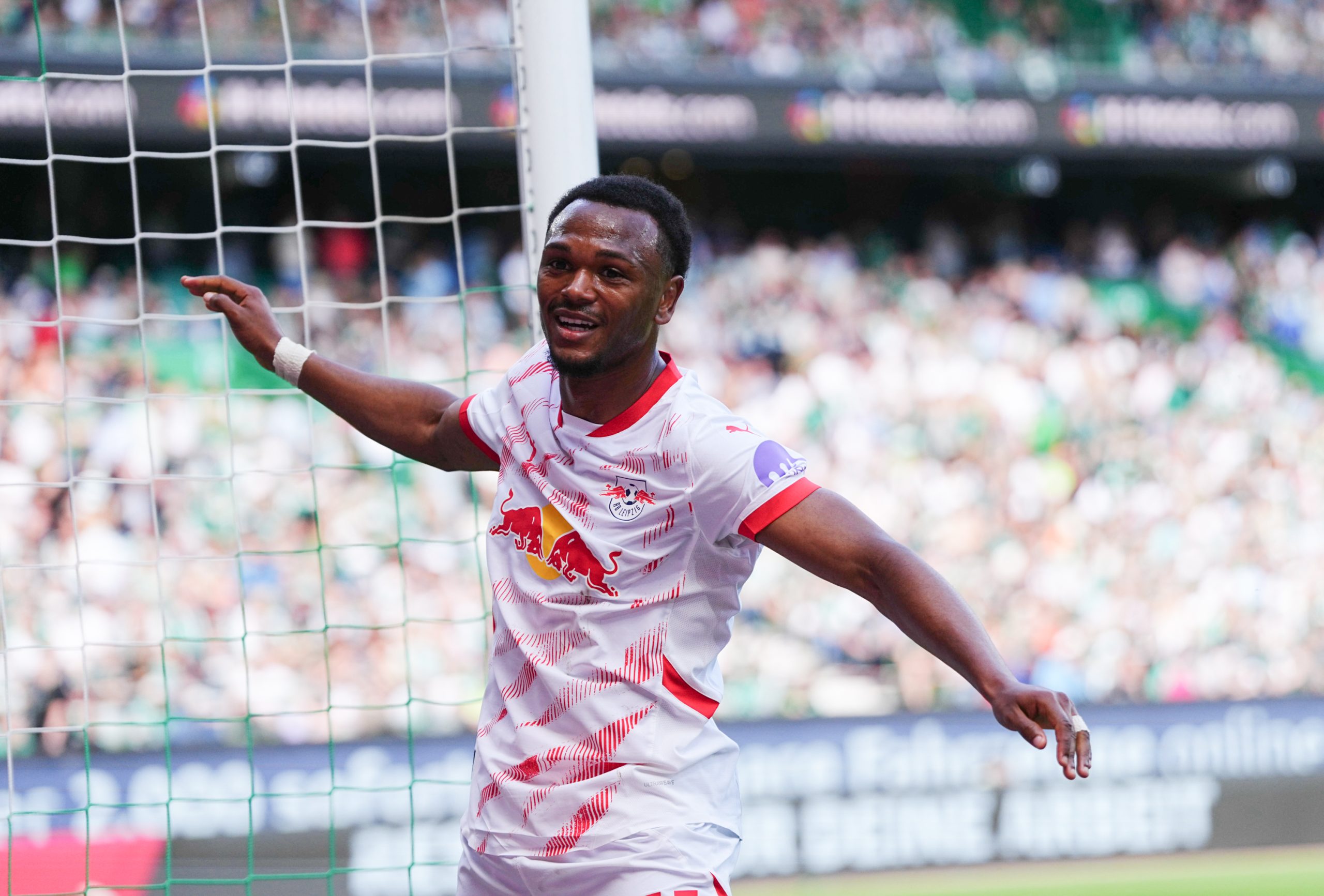 Loïs Openda célébrant un but avec le RB Leipzig la saison dernière.