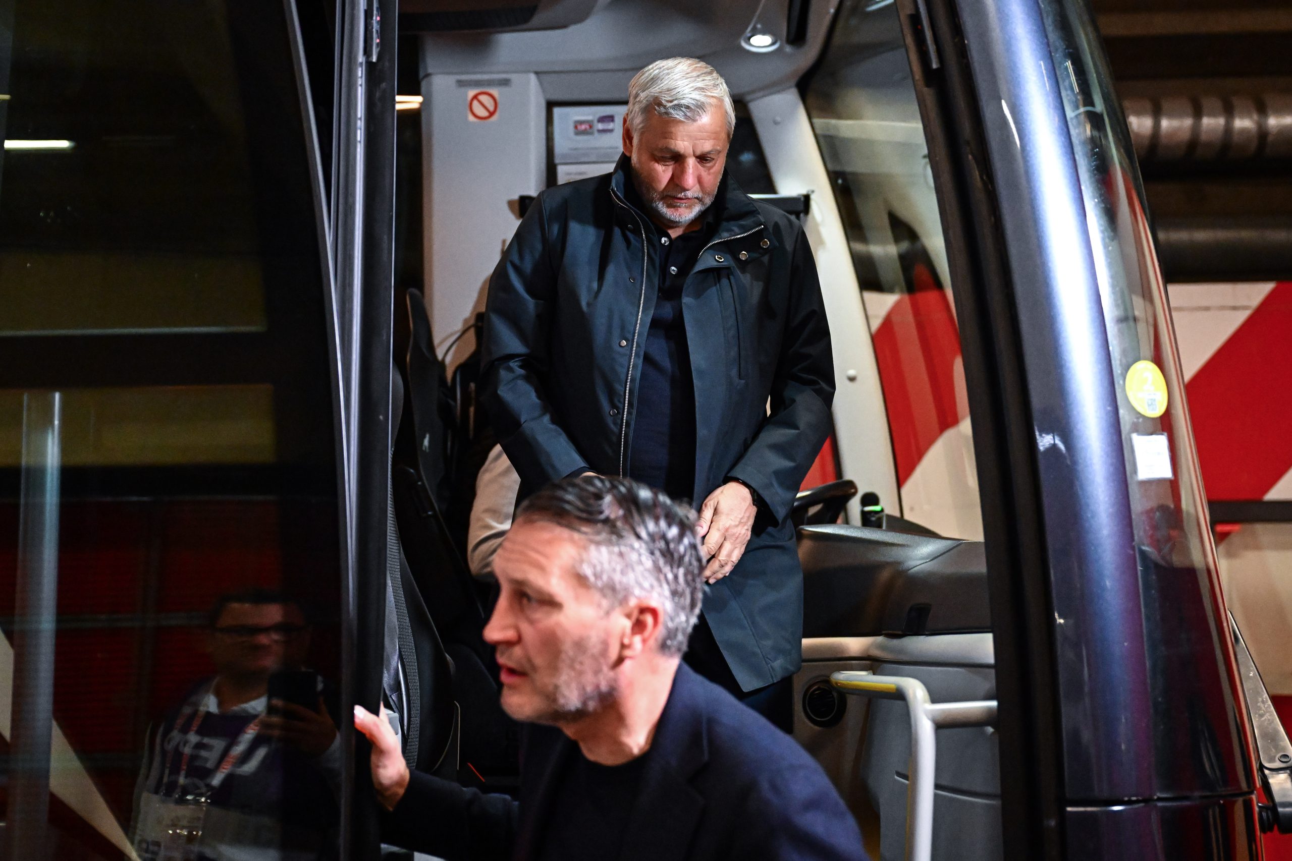 Le président du LOSC, Olivier Létang, à la sortie du bus, suivi de son entraîneur, Bruno Genesio.