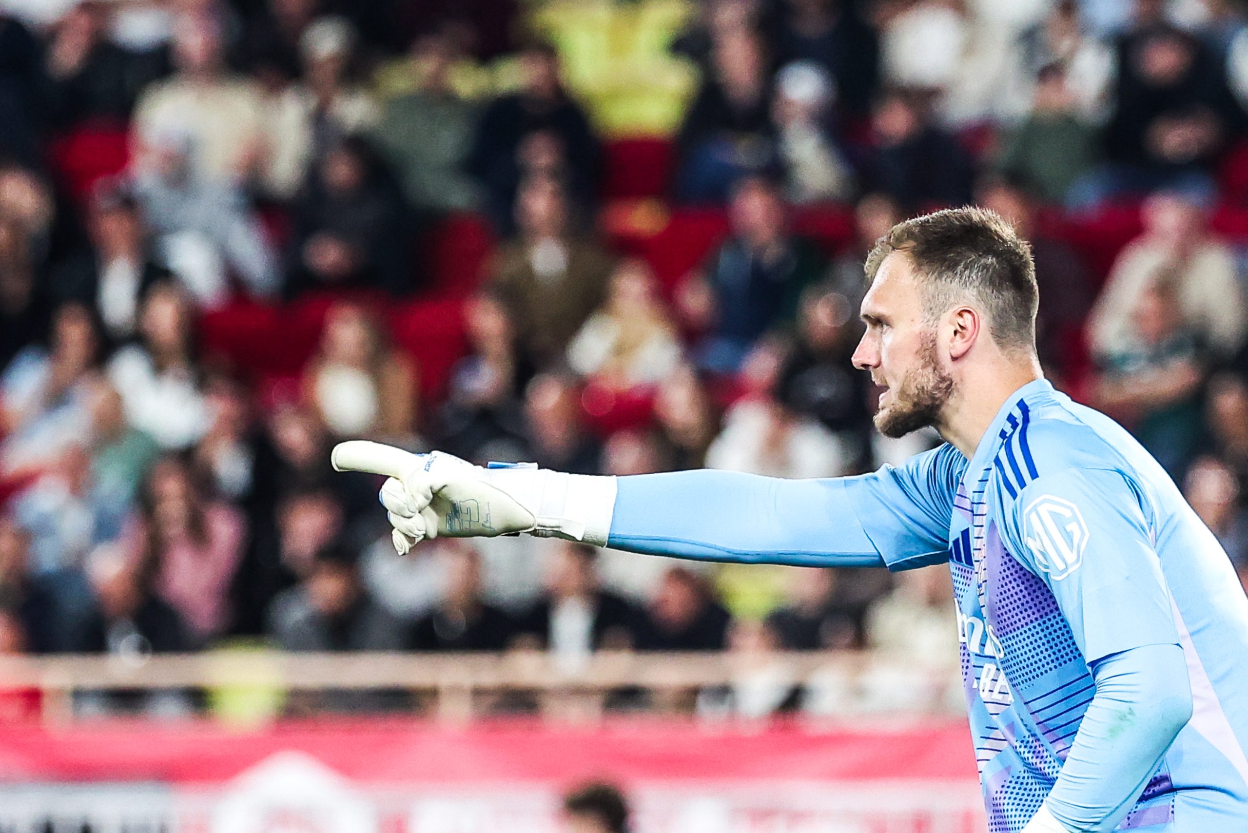 Lucas Perri lors d'un déplacement de l'OL à Monaco.