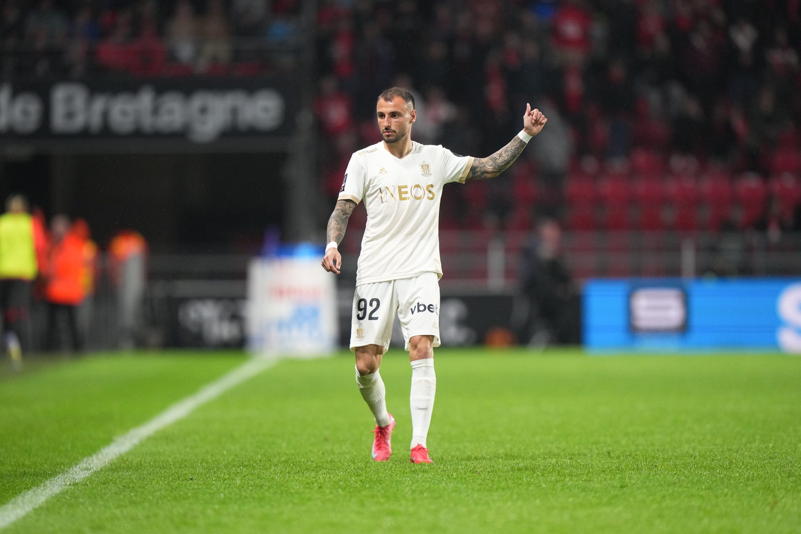 Le latéral droit de l'OGC Nice Jonathan Clauss a joué au RC Lens et à l'OM.