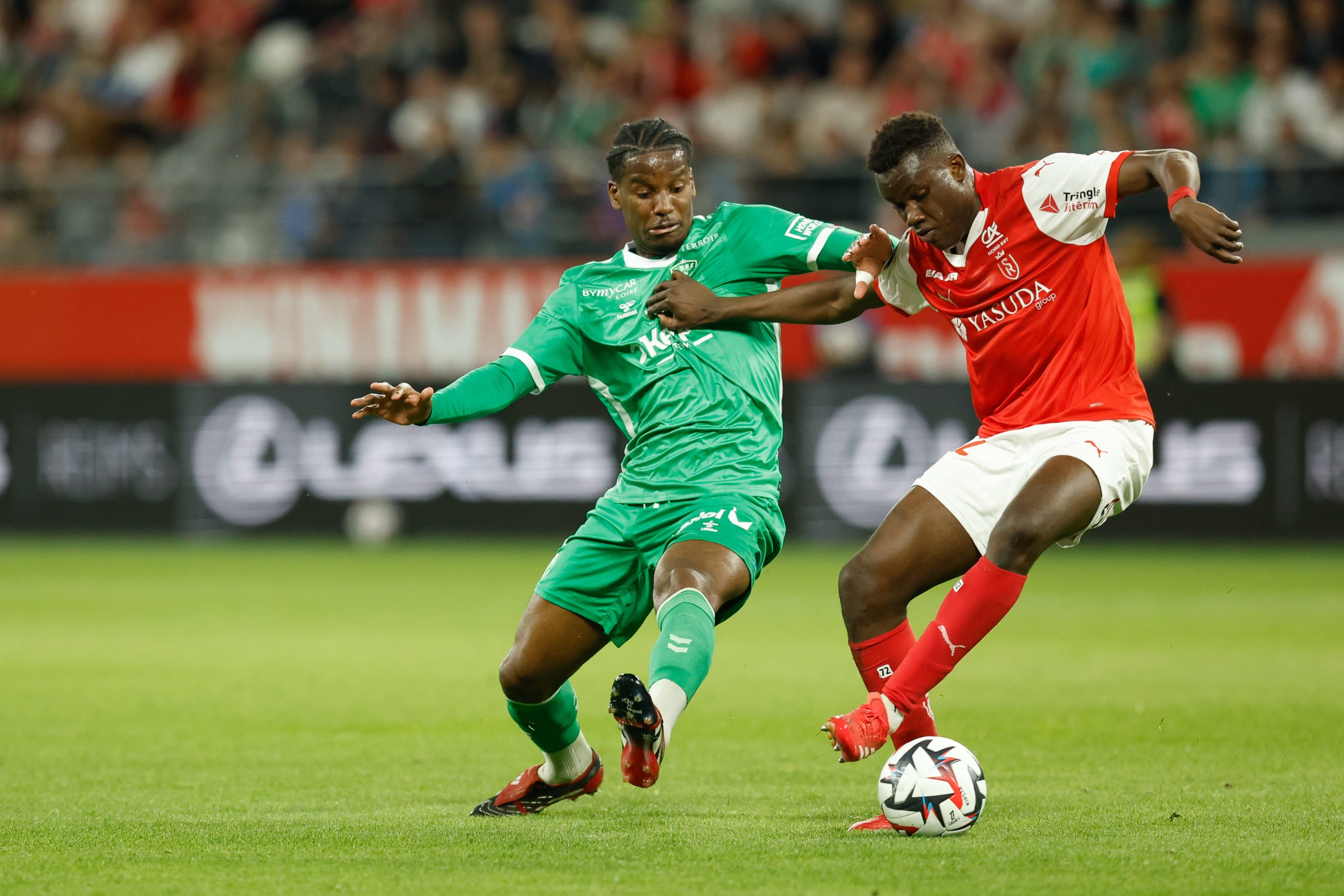 Le milieu de l'ASSE Pierre Ekwah à la lutte avec un Rémois la saison dernière.