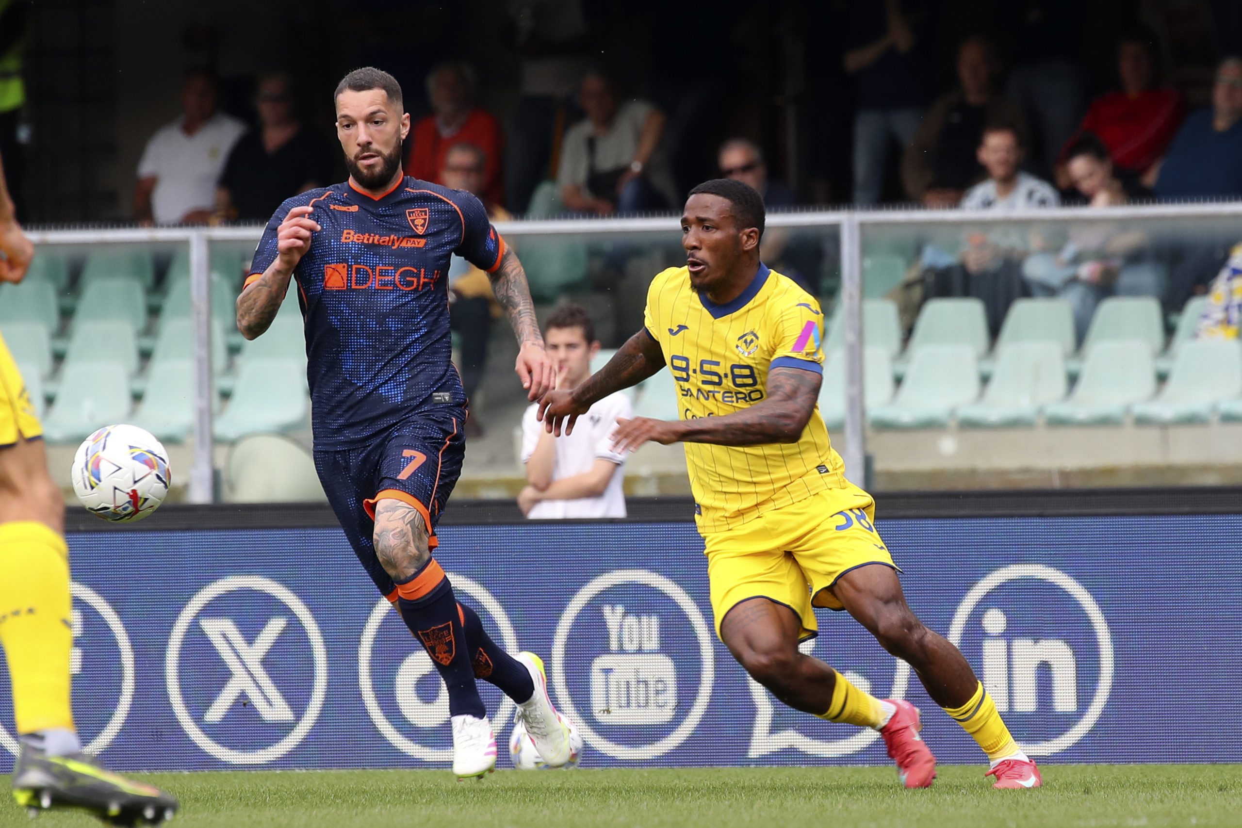Le milieu de l'Hellas Vérone Jackson Tchatchoua lors d'un match contre Lecce.