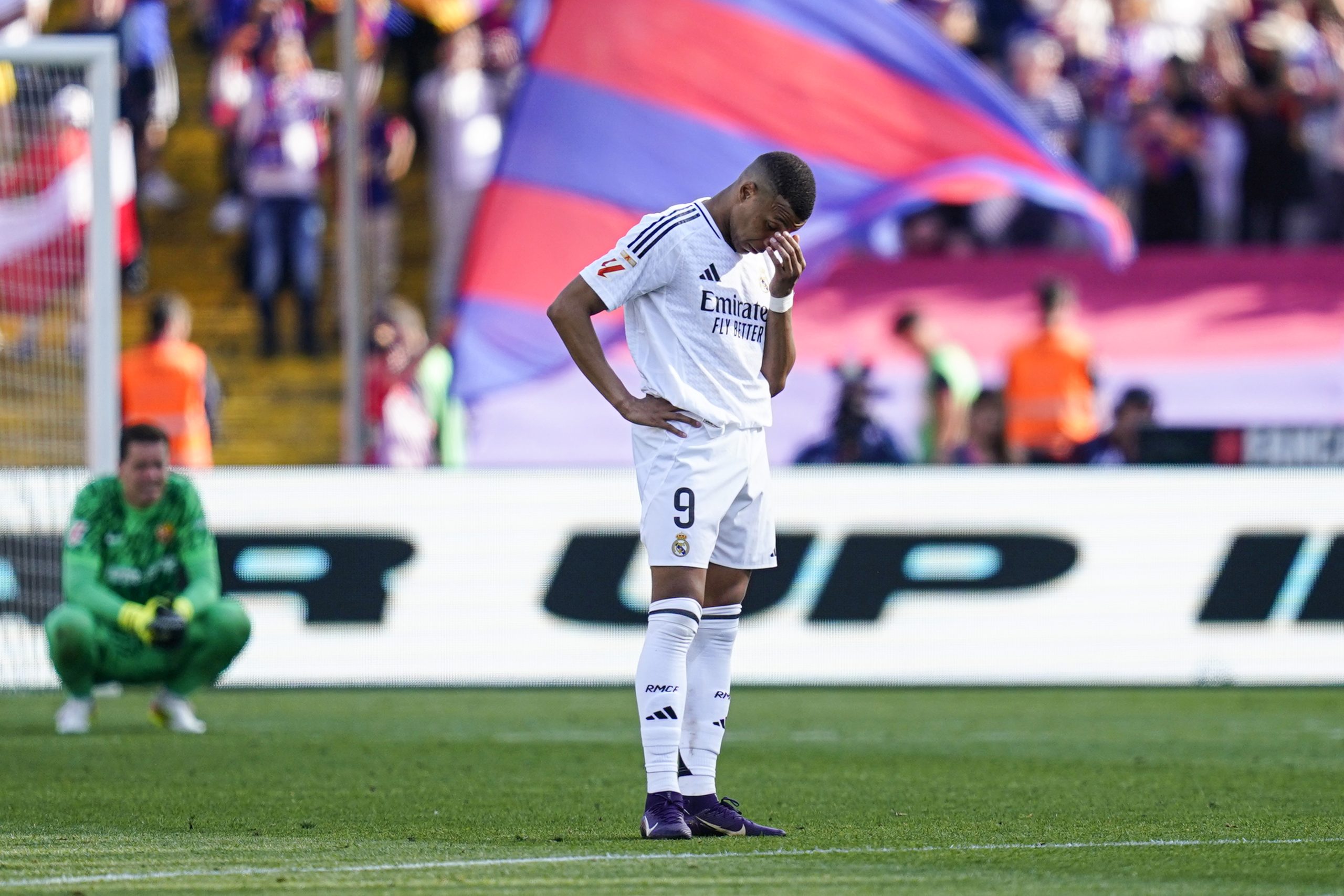 Kylian Mbappé déçu lors de la défaite du Real Madrid face au FC Barcelone.