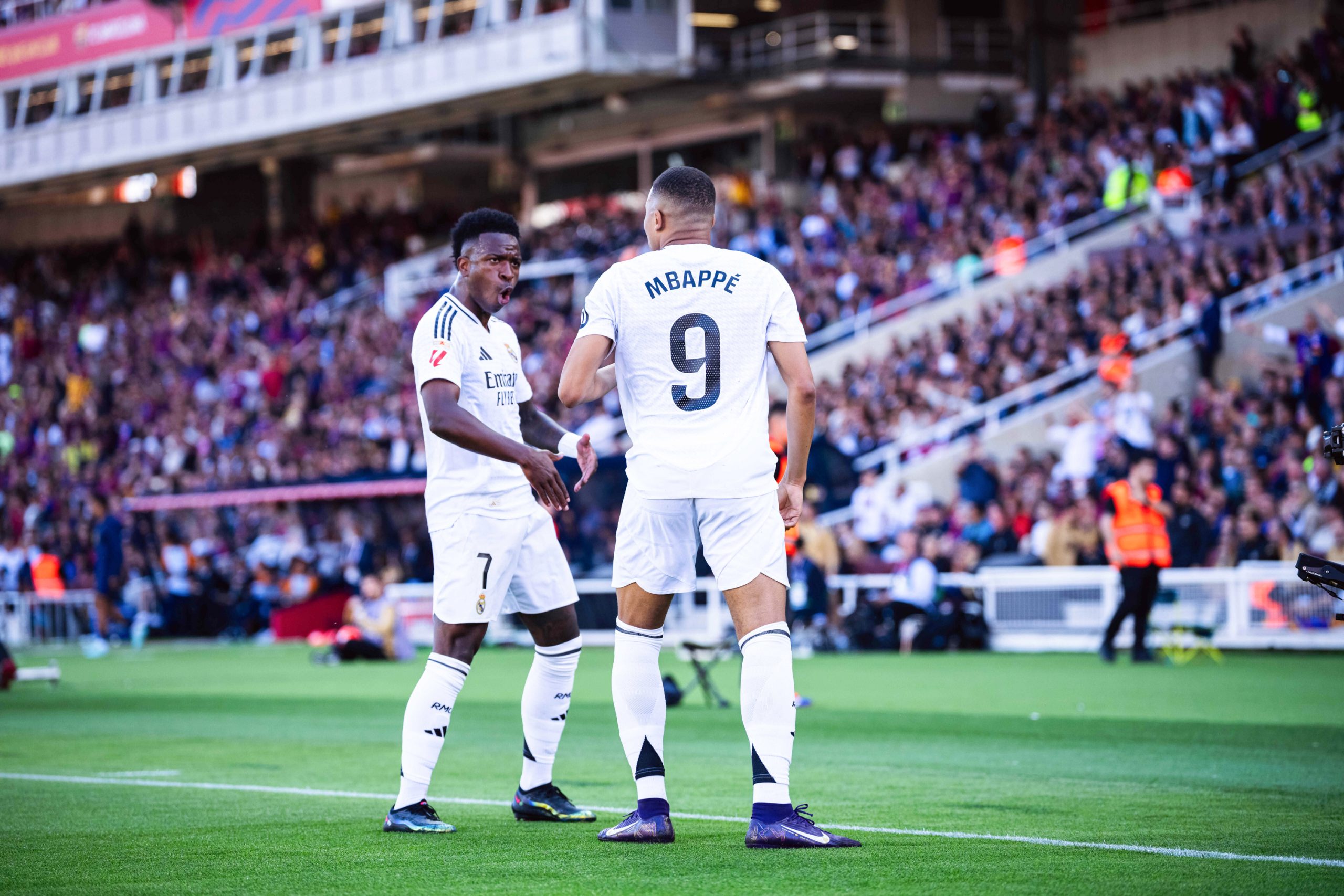 Vinicius Jr et Kylian Mbappé célébrant un but contre le FC Barcelone avec le Real Madrid.