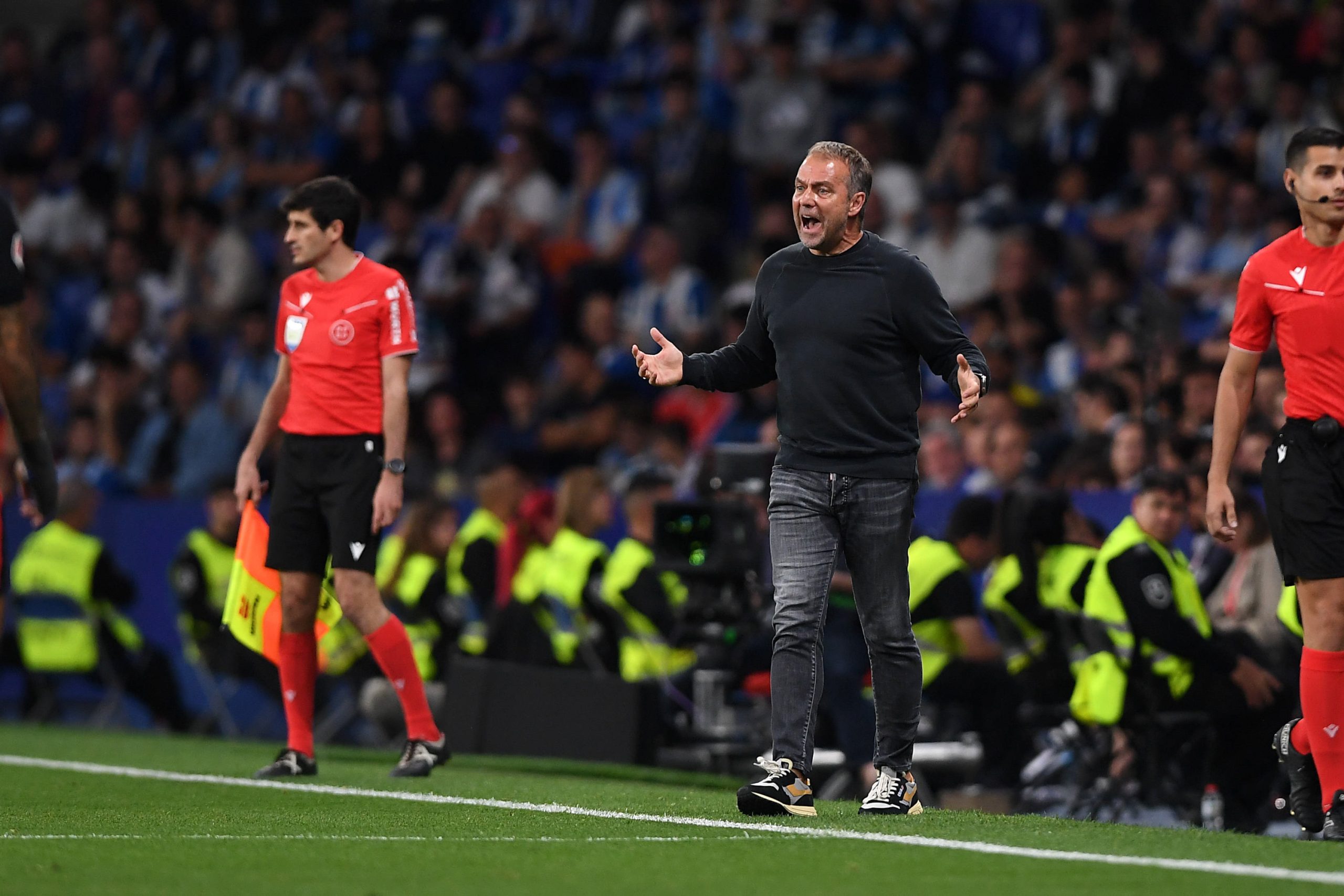 Hansi Flick poussant un coup de gueule lors d'un match du FC Barcelone.