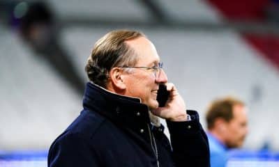 Le propriétaire de l'OL, John Textor, au téléphone après un match des féminines.