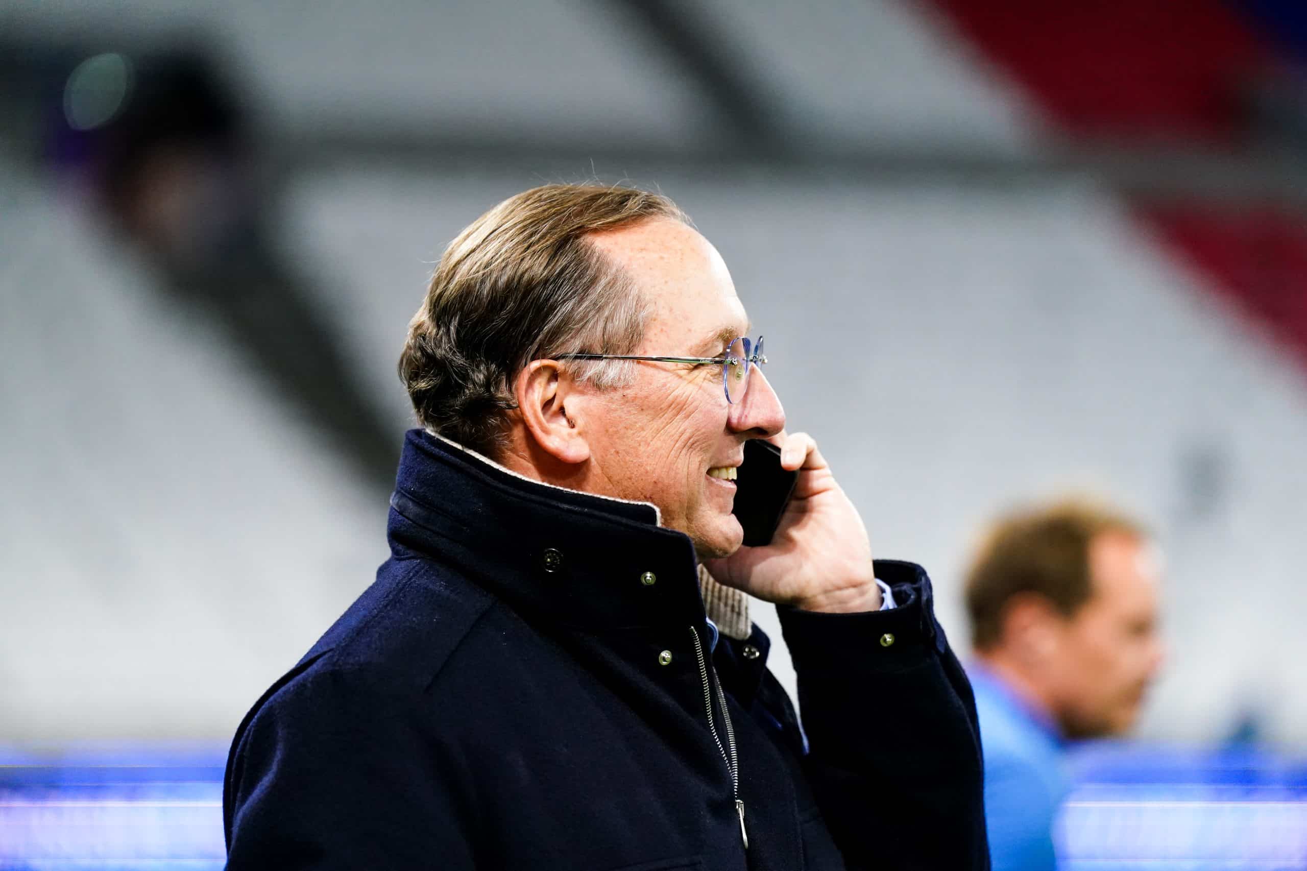 Le propriétaire de l'OL, John Textor, au téléphone après un match des féminines.