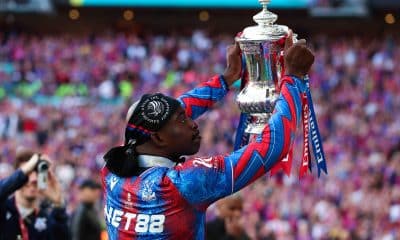 L'attaquant de Crystal Palace Jean-Philippe Mateta présentant la Cup aux supporters.