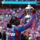 L'attaquant de Crystal Palace Jean-Philippe Mateta présentant la Cup aux supporters.
