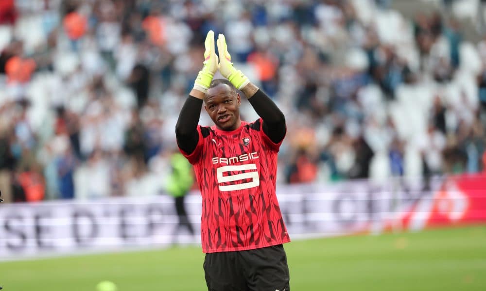 Le gardien du Stade Rennais Steve Mandanda applaudissant les supporters de l'OM, qui l'ont ovationné.