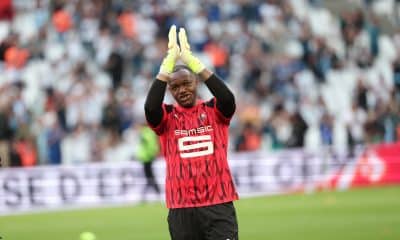 Le gardien du Stade Rennais Steve Mandanda applaudissant les supporters de l'OM, qui l'ont ovationné.