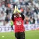 Le gardien du Stade Rennais Steve Mandanda applaudissant les supporters de l'OM, qui l'ont ovationné.