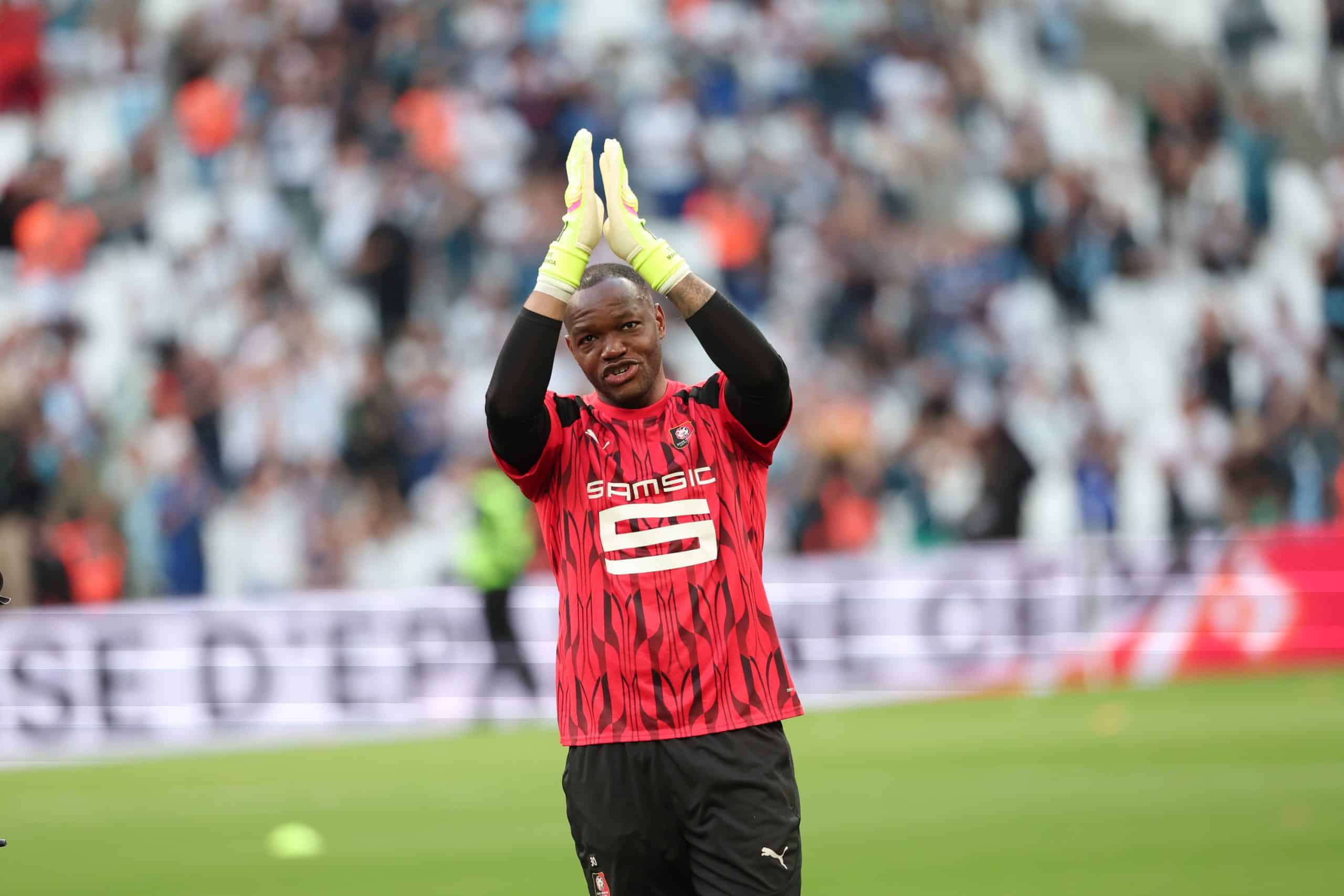 Le gardien du Stade Rennais Steve Mandanda applaudissant les supporters de l'OM, qui l'ont ovationné.