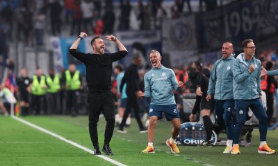 L'entraîneur de l'OM, Roberto De Zerbi, fêtant un but de son équipe au Vélodrome.