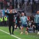 L'entraîneur de l'OM, Roberto De Zerbi, fêtant un but de son équipe au Vélodrome.
