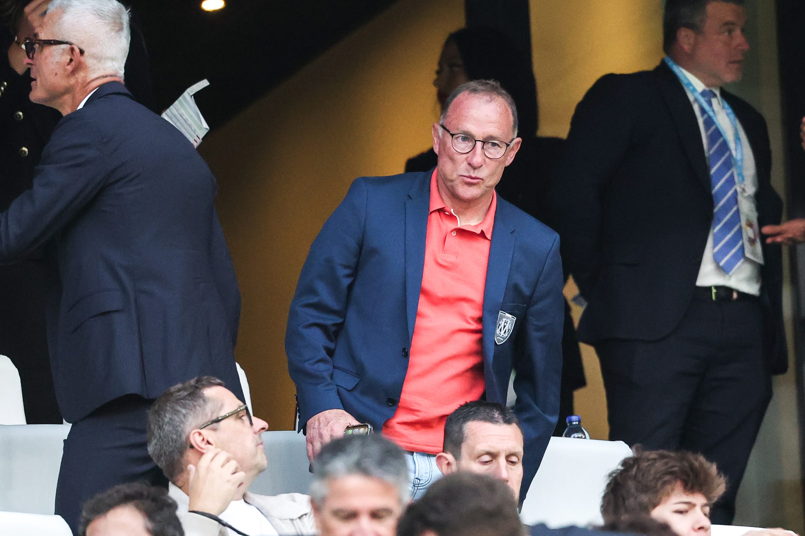 La Légende de l'OM Jean-Pierre Papin arrivant en tribune présidentielle au Vélodrome.