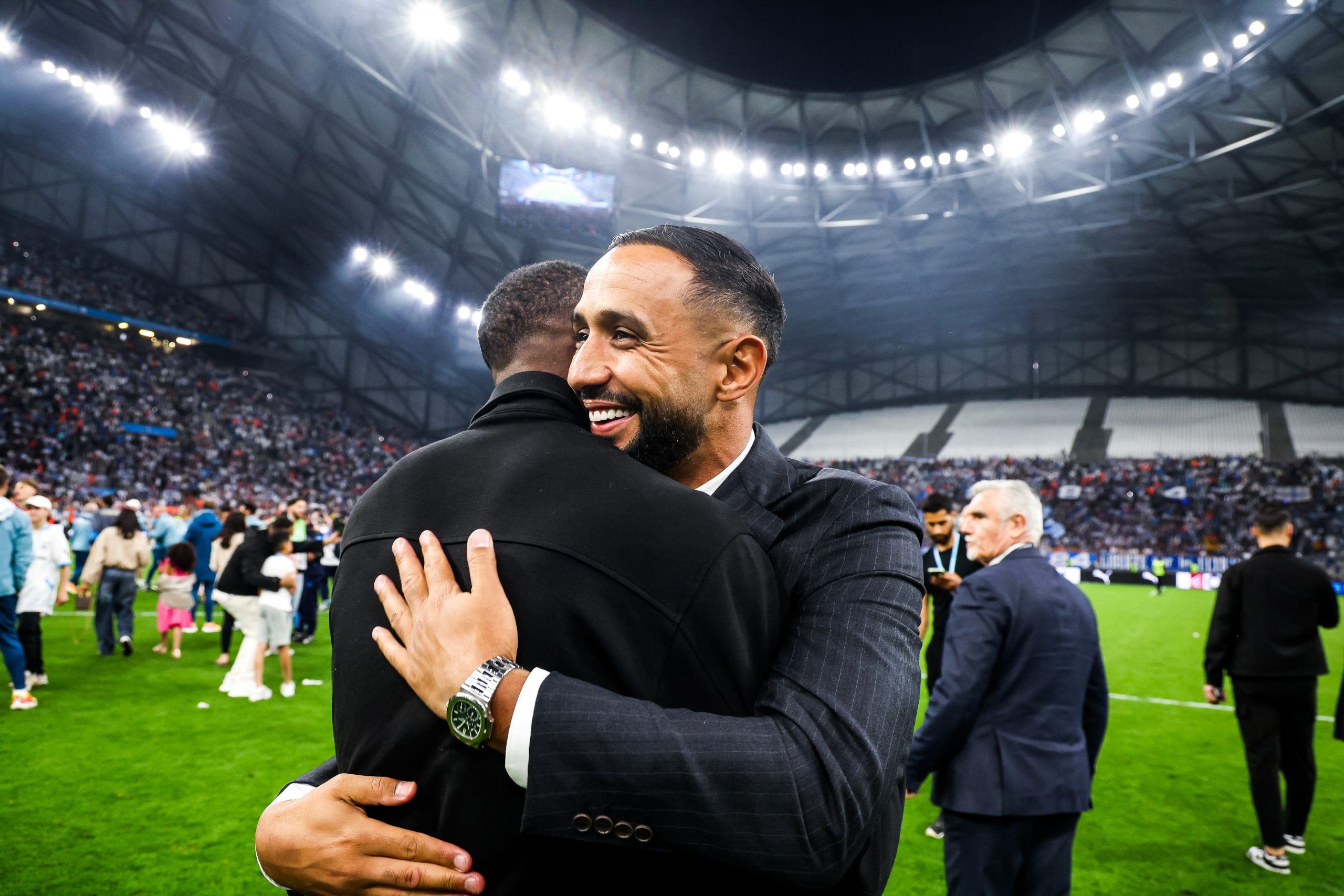 Le directeur sportif de l'OM, Mehdi Benatia, saluant Steve Mandanda.