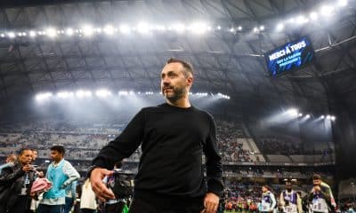 L'entraîneur de l'OM, Roberto De Zerbi, sur la pelouse du Vélodrome après le dernier match de la saison contre Rennes (4-2).