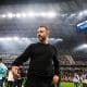 L'entraîneur de l'OM, Roberto De Zerbi, sur la pelouse du Vélodrome après le dernier match de la saison contre Rennes (4-2).