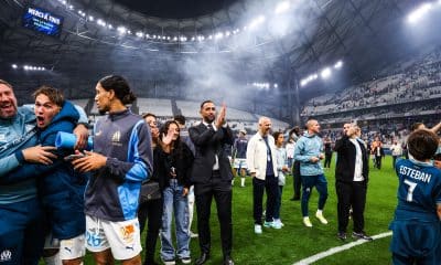 Le directeur de l'OM, Medhi Benatia, célébrant la qualification de la Champions League avec les ultras marseillais.