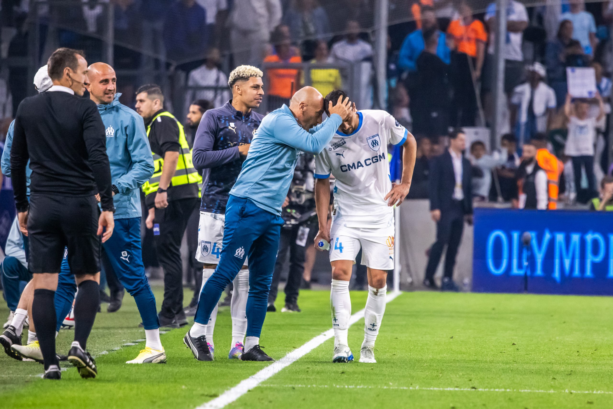 Luis Felipe consolé par un membre du staff lors du dernier match de la saison de l'OM, contre Rennes.